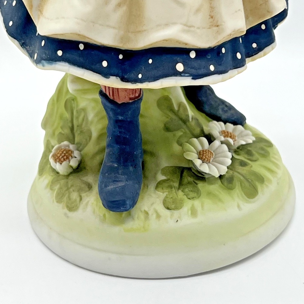 Hollie Hobby Creation Figurine Girl Holding Gift And Apples Dress Hat Daisy - Picture 6 of 16